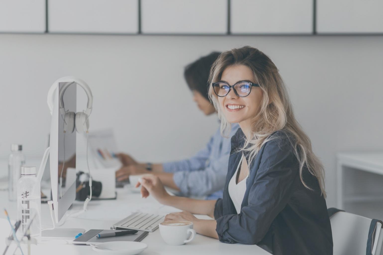 Teilnehmer beim gemeinsamen Analysieren von Finanzberichten und Marktdaten